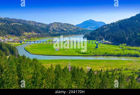 Sommerlandschaft in Poiana Teiului, rumänische Karpaten. Blick auf den Fluss Bistrita Stockfoto