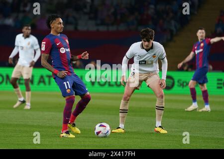 Barcelona, Spanien: 29. April 2024; Barcelona, Spanien, Spanisch La Liga Football, Barcelona gegen Valencia; Raphinha FC Barcelona kontrolliert den Pass Credit: Action Plus Sports Images/Alamy Live News Stockfoto