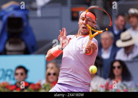 MADRID, SPANIEN - 29. APRIL: Rafael Nadal gibt am 8. Tag der Mutua Madrid Open im Caja Magica Stadion in Madrid einen Schuss gegen Pedro Cachin zurück. Guille Martinez/AFLO/Alamy Live News Stockfoto