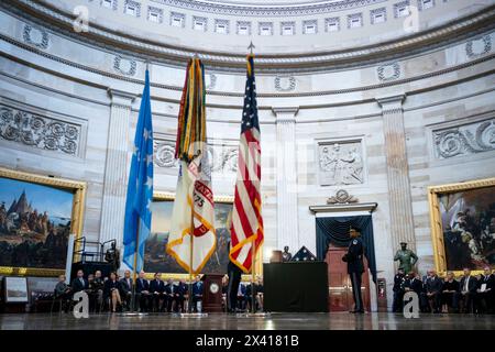 Washington, Usa. April 2024. Die Überreste des pensionierten Armeekollektors Ralph Puckett, der letzte noch erhaltene Ehrenmedaillengewinner für Akte während des Koreakrieges, liegen in der Rotunde des US-Kapitols in Washington, DC am Montag, den 29. April 2024. Puckett starb am 8. April 2024 im Alter von 97 Jahren. Foto: Bonnie Cash/UPI Credit: UPI/Alamy Live News Stockfoto