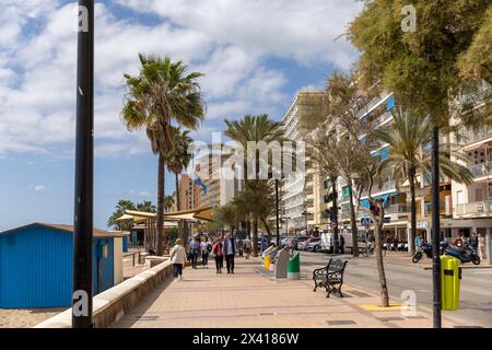 Fuengirola Uferstraße mit Zufallsleuten Stockfoto