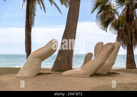 Skulptur „offene Hand“ in Fuengirola, Spanien, an einem warmen Frühlingstag Stockfoto