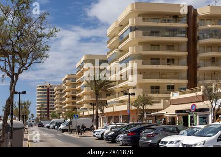 Fuengirola Uferstraße mit Zufallsleuten Stockfoto