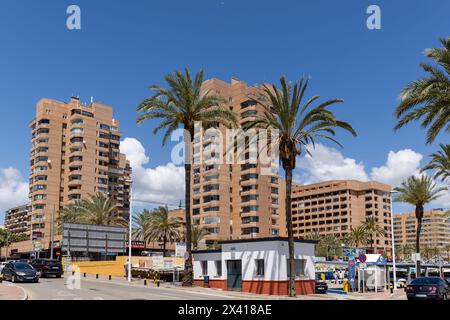 Fuengirola Uferstraße mit Zufallsleuten Stockfoto
