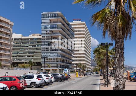 Fuengirola Uferstraße mit Zufallsleuten Stockfoto