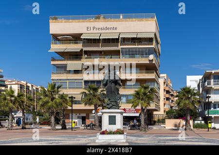 Fuengirola Uferstraße mit Zufallsleuten Stockfoto