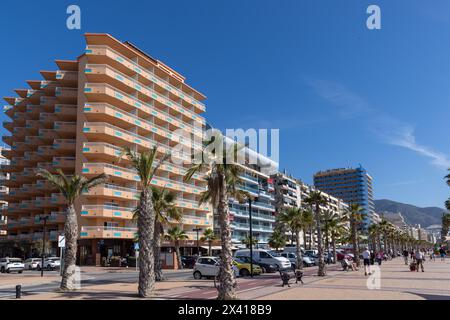 Fuengirola Uferstraße mit Zufallsleuten Stockfoto