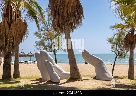 Skulptur „offene Hand“ in Fuengirola, Spanien, an einem warmen Frühlingstag Stockfoto