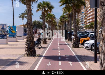 Fuengirola Uferstraße mit Zufallsleuten Stockfoto
