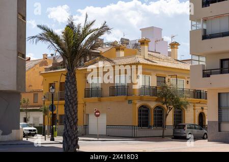 Fuengirola Uferstraße mit Zufallsleuten Stockfoto