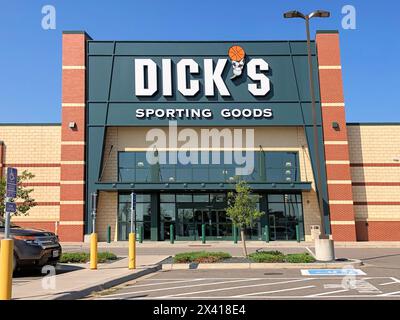 BAXTER, MN - 1. SEP 2021: Eingang des Sportartikelgeschäfts von Schwänzen an einem sonnigen Tag vom Parkplatz. Dicks ist ein US-amerikanisches Sportartikeleinzelhandelsunternehmen Stockfoto