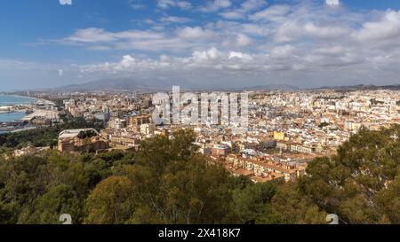 Aus der Vogelperspektive auf die spanische Stadt Malaga an einem warmen Frühlingstag Stockfoto