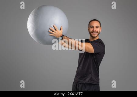 Mann, der den Ball vor dem Gesicht hält Stockfoto