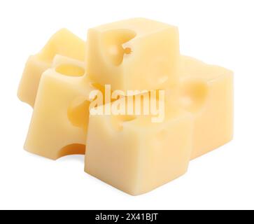Würfelchen mit köstlichem Käse, isoliert auf weiß Stockfoto