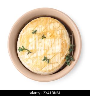 Leckerer gebackener Camembert und Thymian in Schüssel auf weißem Hintergrund, Blick von oben Stockfoto
