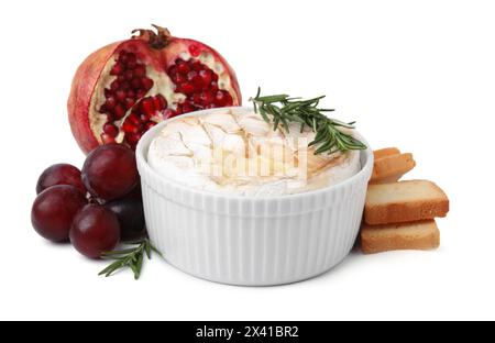 Leckerer gebackener Camembert, Croutons, Trauben und Granatapfel isoliert auf weiß Stockfoto