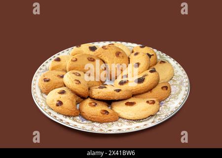 Ein Teller Chanda Biscuit. Drei braune Karamellpunkte drauf. Diese Kekse sind beliebte und traditionelle Backwaren in Chittagong. Mit Tee als Mo konsumieren Stockfoto