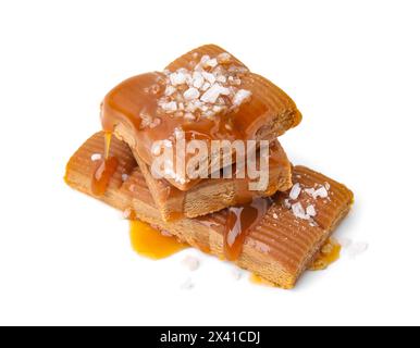 Leckere Karamellbonbons und Meersalz isoliert auf weiß Stockfoto