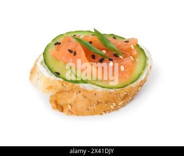 Leckeres Canape mit Lachs, Gurke und Frischkäse isoliert auf weiß Stockfoto