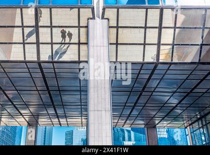 Grand Paris (Großraum Paris), La Defense Büroviertel, Reflexionen des Glases eines Gebäudes an der Esplanade Stockfoto