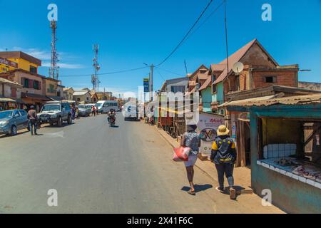 Antananarivo, Madagaskar. Oktober 2023. Straße von Antananarivo. Menschen leiden unter Armut langsame Entwicklung Land. Stadtbewohner, die über sie eilten Stockfoto