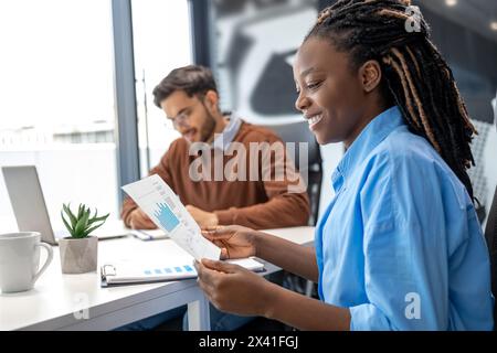 Verschiedene Kollegen treffen sich in Vorstandssitzungen und diskutieren Finanzstatistiken Stockfoto