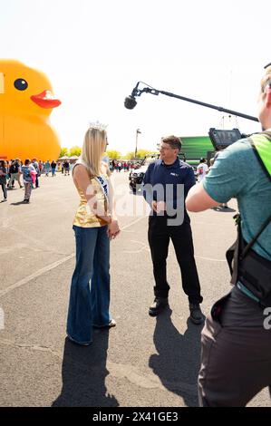 Dover, Vereinigte Staaten Von Amerika. April 2024. Dover, Vereinigte Staaten von Amerika. 28. April 2024. Lieutenant Madison Marsh, Miss America 2024, spricht mit Fox Sports TV vor der Würth 400 NASCAR auf dem Dover Motor Speedway, 28. April 2024 in Dover, Delaware. Marsh, ein 22-jähriger Absolvent der U.S. Air Force Academy, ist der erste Militäroffizier im aktiven Dienst, der die Krone als Miss America trägt. Foto: Miriam Thurber/United States Air Force Photo/Alamy Live News Stockfoto