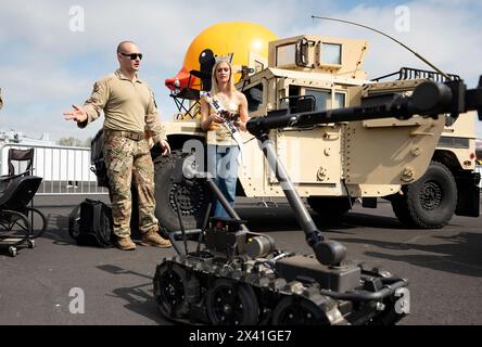 Dover, Vereinigte Staaten Von Amerika. April 2024. Dover, Vereinigte Staaten von Amerika. 28. April 2024. US Air Force 2nd Lieutenant Madison Marsh, Miss America 2024, nimmt den explosiven Entsorgungsroboter von Ordnance auf der Demo-Team-Show vor der Würth 400 NASCAR auf dem Dover Motor Speedway am 28. April 2024 in Dover, Delaware. Marsh, ein 22-jähriger Absolvent der U.S. Air Force Academy, ist der erste Militäroffizier im aktiven Dienst, der die Krone als Miss America trägt. Foto: Miriam Thurber/United States Air Force Photo/Alamy Live News Stockfoto