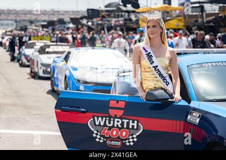 Dover, Vereinigte Staaten Von Amerika. April 2024. Dover, Vereinigte Staaten von Amerika. 28. April 2024. Madison Marsh, Miss America 2024, posiert vor dem offiziellen Pace Car für den Würth 400 NASCAR auf dem Dover Motor Speedway am 28. April 2024 in Dover, Delaware. Marsh, ein 22-jähriger Absolvent der U.S. Air Force Academy, ist der erste Militäroffizier im aktiven Dienst, der die Krone als Miss America trägt. Foto: Miriam Thurber/United States Air Force Photo/Alamy Live News Stockfoto