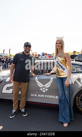 Dover, Vereinigte Staaten Von Amerika. April 2024. Dover, Vereinigte Staaten von Amerika. 28. April 2024. Madison Marsh, Miss America 2024, posiert mit dem Air Force-Piloten Bubba Wallace, links, vor dem Würth 400 NASCAR-Rennen auf dem Dover Motor Speedway am 28. April 2024 in Dover, Delaware. Marsh, ein 22-jähriger Absolvent der U.S. Air Force Academy, ist der erste Militäroffizier im aktiven Dienst, der die Krone als Miss America trägt. Foto: Miriam Thurber/United States Air Force Photo/Alamy Live News Stockfoto