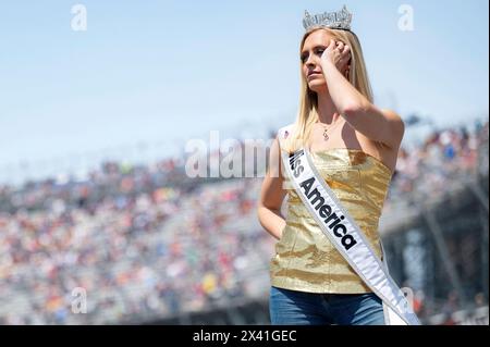 Dover, Vereinigte Staaten Von Amerika. April 2024. Dover, Vereinigte Staaten von Amerika. 28. April 2024. US Air Force 2nd Lieutenant Madison Marsh, Miss America 2024, posiert auf der Rennstrecke vor der Würth 400 NASCAR auf dem Dover Motor Speedway, 28. April 2024 in Dover, Delaware. Marsh, ein 22-jähriger Absolvent der U.S. Air Force Academy, ist der erste Militäroffizier im aktiven Dienst, der die Krone als Miss America trägt. Foto: Miriam Thurber/United States Air Force Photo/Alamy Live News Stockfoto