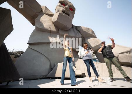 Dover, Vereinigte Staaten Von Amerika. April 2024. Dover, Vereinigte Staaten von Amerika. 28. April 2024. Madison Marsh, Miss America 2024, wird auf der legendären Monster Stage des Würth 400 NASCAR auf dem Dover Motor Speedway am 28. April 2024 in Dover, Delaware, vorgestellt. Marsh, ein 22-jähriger Absolvent der U.S. Air Force Academy, ist der erste Militäroffizier im aktiven Dienst, der die Krone als Miss America trägt. Foto: Miriam Thurber/United States Air Force Photo/Alamy Live News Stockfoto