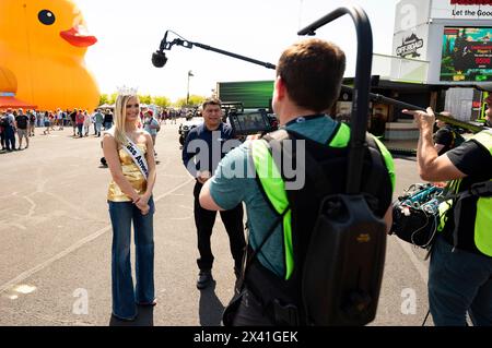 Dover, Vereinigte Staaten Von Amerika. April 2024. Dover, Vereinigte Staaten von Amerika. 28. April 2024. Lieutenant Madison Marsh, Miss America 2024, spricht mit Fox Sports TV vor der Würth 400 NASCAR auf dem Dover Motor Speedway, 28. April 2024 in Dover, Delaware. Marsh, ein 22-jähriger Absolvent der U.S. Air Force Academy, ist der erste Militäroffizier im aktiven Dienst, der die Krone als Miss America trägt. Foto: Miriam Thurber/United States Air Force Photo/Alamy Live News Stockfoto