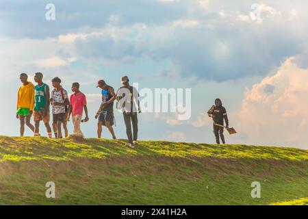 Antananarivo, Talatamaty, Madagaskar. Oktober 2023. Straße von Antananarivo. Hauptstadt und größte Stadt Madagaskars. Die Leute laufen entlang der irdischen Embank Stockfoto