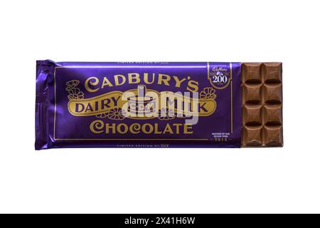 Bar von Cadbury's Milchmilchschokolade Tafel isoliert auf weißem Hintergrund - 1915 Cadbury Milchmilchschokolade limitierte Auflage 200 Jahre Tafel Stockfoto