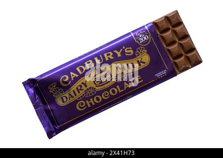 Bar von Cadbury's Milchmilchschokolade Tafel isoliert auf weißem Hintergrund - 1915 Cadbury Milchmilchschokolade limitierte Auflage 200 Jahre Tafel Stockfoto