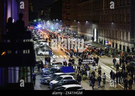 Mailand, Italien. April 2024. Mailand, der Fackelzug zum Gedenken an Sergio Ramelli, Carlo Borsani und Enrico Pedenovi. Auf dem Foto: Rechtsextreme Formationen ziehen durch die Straßen von Mailand Credit: Independent Photo Agency/Alamy Live News Stockfoto