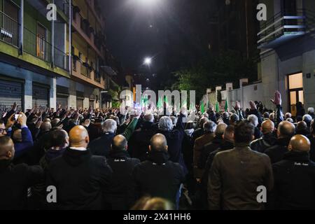 Mailand, Italien. April 2024. Mailand, der Fackelzug zum Gedenken an Sergio Ramelli, Carlo Borsani und Enrico Pedenovi. Auf dem Foto: Rechtsextreme Formationen machen den römischen Gruß und rufen 'Gegenwart' Credit: Independent Photo Agency/Alamy Live News Stockfoto