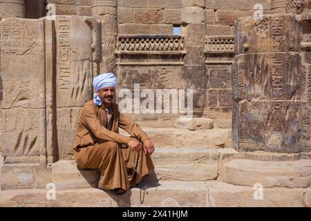 Ein ägyptischer Mann im Tempel des Arsenuphis im Philae-Tempelkomplex (UNESCO-Weltkulturerbe) auf der Insel Agilkia (Nubien), Ägypten Stockfoto