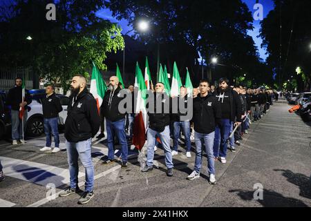 Mailand, Italien. April 2024. Mailand, der Fackelzug zum Gedenken an Sergio Ramelli, Carlo Borsani und Enrico Pedenovi. Auf dem Foto: Rechtsextreme Formationen ziehen durch die Straßen von Mailand Credit: Independent Photo Agency/Alamy Live News Stockfoto