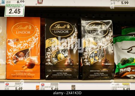 Lindt oder Lindor, Lindt Lindor Packungen mit Milchschokolade oder dunklen Schokoladentrüffeln auf einem Marktregal. USA. Stockfoto