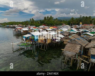 Blick von oben auf Pfahlhäuser an der Küste von Zamboanga. Klares türkisfarbenes Wasser. Mindanao, Philippinen. Stockfoto