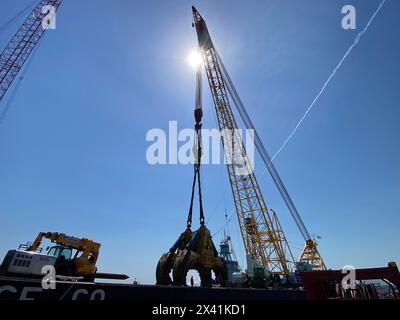 Dundalk, Vereinigte Staaten Von Amerika. April 2024. Dundalk, Vereinigte Staaten von Amerika. 28. April 2024. Bergungsmannschaften bereiten die schwere hydraulische Bergungsklaue HSWC500-1000 vor, die am massiven Chesapeake 1000-Heber-Kranschiff befestigt ist, während die Arbeiten zur Beseitigung der Wracks der eingestürzten Francis Scott Key Bridge am 28. April 2024 in der Nähe von Dundalk, Maryland, fortgesetzt werden. Die Brücke wurde am 26. März von dem 984-Fuß-Containerschiff MV Dali getroffen und stürzte zusammen, wobei sechs Arbeiter ums Leben kamen. Quelle: Bobby Petty/U.S. Army Corps of Engineers/Alamy Live News Stockfoto