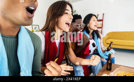 Junge Freunde, die sich ein Fußballspiel im Fernsehen zuhause ansehen Stockfoto
