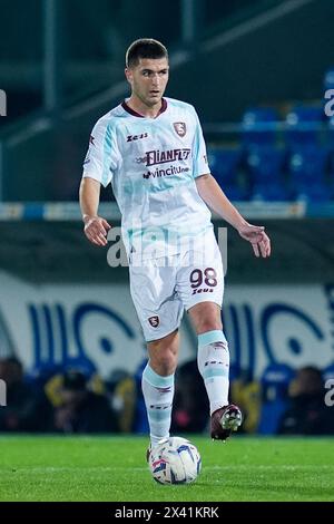 Frosinone, Italien. April 2024. Lorenzo Pirola von US Salernitana während des Serie A TIM Spiels zwischen Frosinone Calcio und US Salernitana im Stadio Benito Stirpe am 26. April 2024 in Frosinone, Italien. Quelle: Giuseppe Maffia/Alamy Live News Stockfoto