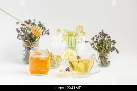 Heißer Tee aus Lindenblüten mit Zitrone und natürlichem Honig, gesunde Leckereien für Vitamine und starke Immunität Stockfoto
