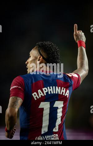 Barcelona, Spanien. April 2024. Raphinha (FC Barcelona) gibt Gesten während eines La Liga EA Sports Spiels zwischen dem FC Barcelona und Valencia CF im Estadi Olímpic Lluis Companys in Barcelona, Spanien am 29. April 2024. Foto: Felipe Mondino/SIPA USA Credit: SIPA USA/Alamy Live News Stockfoto