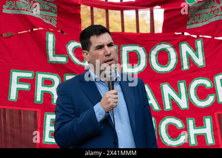 London, Großbritannien. April 2024. Richard Burgon, Labour-Abgeordneter für Leeds East, spricht in Whitehall zu einer Kundgebung, um Medienarbeiter zu ehren, die von der israelischen Verteidigungsstreitkräfte (IDF) in Gaza getötet wurden. Die Veranstaltung wurde von der Londoner Freelance Branch der National Union of Journalists (NUJ) organisiert und markiert den Internationalen Arbeiterdenktag. Laut dem Komitee zum Schutz von Journalisten (CPJ) gehört der israelische Krieg gegen Gaza zu den tödlichsten Konflikten, die jemals für Journalisten entstanden sind, während die israelische Regierung internationalen Medien den Zugang zu dem belagerten Gebiet verbietet. Quelle: Ron Fassbender/Alamy Live News Stockfoto