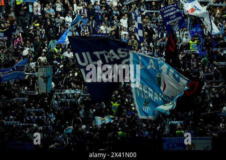 Rom, Italien. April 2024. Anhänger der SS Latium während des Serie A TIM Spiels zwischen SS Latium und Hellas Verona am 27. April 2024 im Stadio Olimpico in Rom. Quelle: Giuseppe Maffia/Alamy Live News Stockfoto