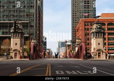 Chicago, Illinois - USA - 24. April 2024: Blick nach Norden auf die La Salle Street Bridge an einem sonnigen Frühlingnachmittag in Chicago, Illinois, USA Stockfoto